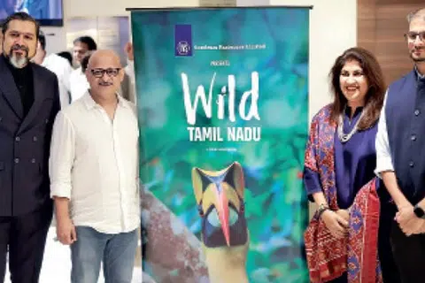 ‘வைல்ட்’ படத்தின் படக்குழுவினர்.