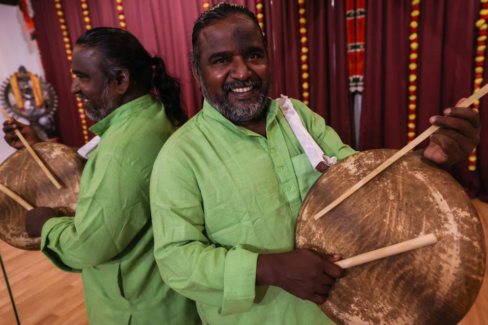 பறையிசைக் கலைஞர் வேலு ஆசான்.