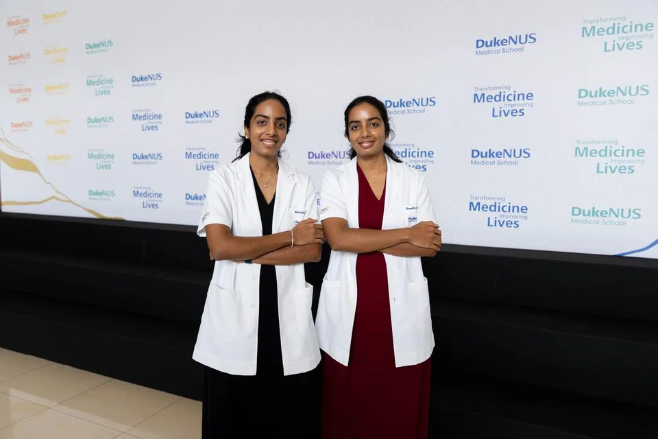 டியூக்-என்யுஎஸ் மருத்துவப் பள்ளியில் இரட்டையர் ஸ்ருதி குமார் (இடம்), ஸ்வாதி குமார்.