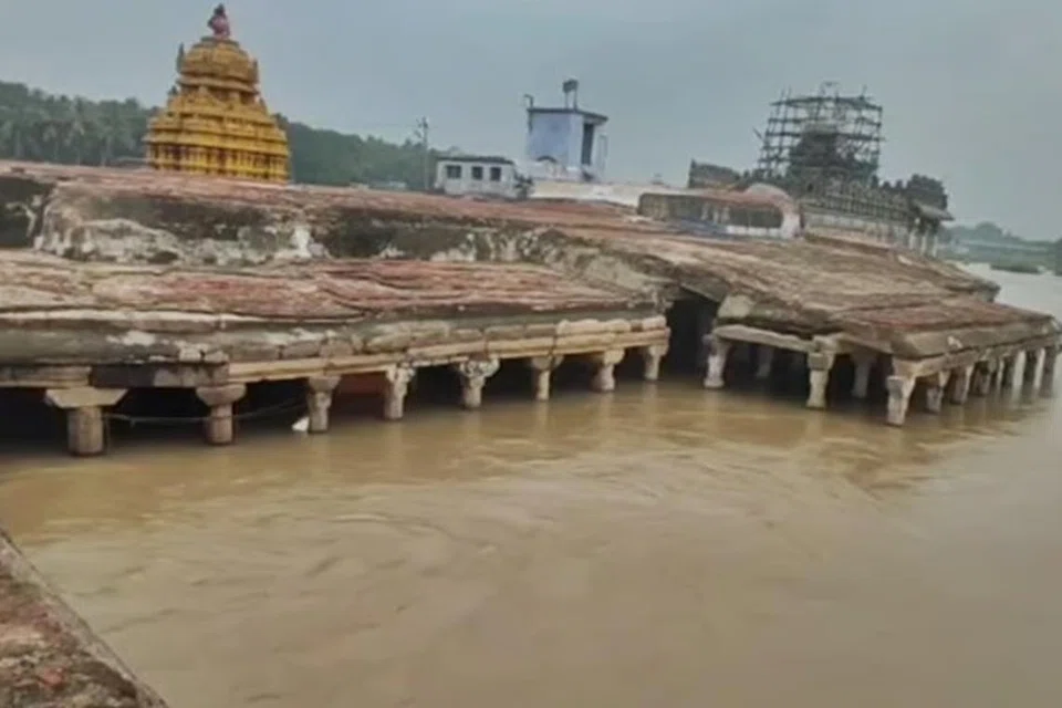 வெள்ளத்தில் மிதக்கும் குறுக்குத்துறை முருகன் கோயில்.