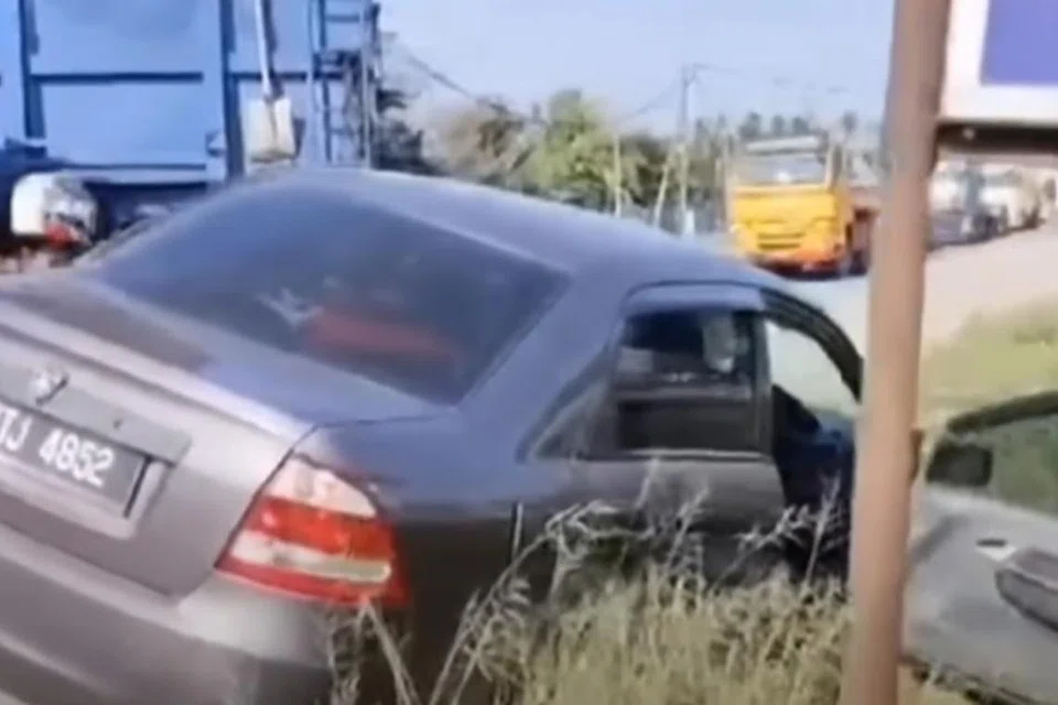 சாலையிலிருந்து சறுக்கிச் சென்ற கார் சாக்கடையில் விழுந்தது.