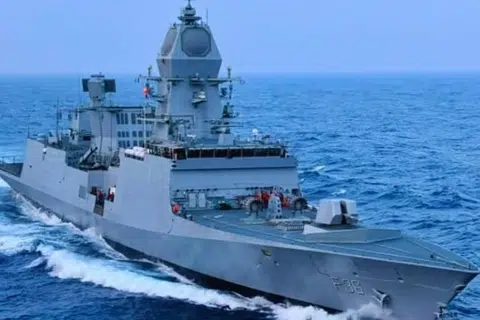 இந்தியக் கடற்படைக்கான மூன்று கப்பல்களை பிரதமர் நரேந்திர மோடி ஜூன் 21ஆம் தேதி நாட்டுக்கு அர்ப்பணிக்கிறார்.