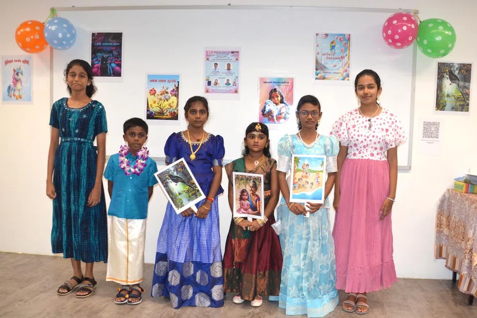 சிறுவர் பூங்கா அங்கத்திற்கு வண்ணம் தீட்டிய சிறுவர்கள்.