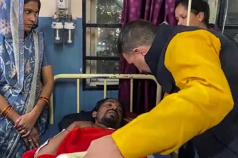 ம.பி. முதல்​வர் மோகன் யாதவ் பாதிக்கப்பட்டவர்களை மருத்துவமனையில் சந்தித்துப் பேசினார்.