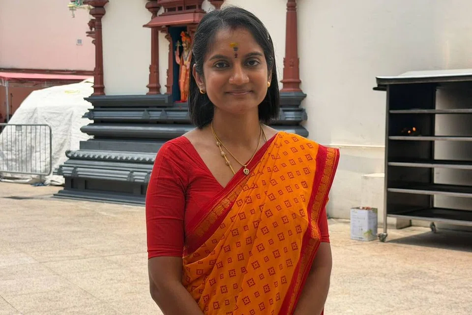 ஸ்ரீ மாரியம்மன் கோயில் தொண்டூழியர் கார்த்திகா ஜெயகணேஷ், 38.