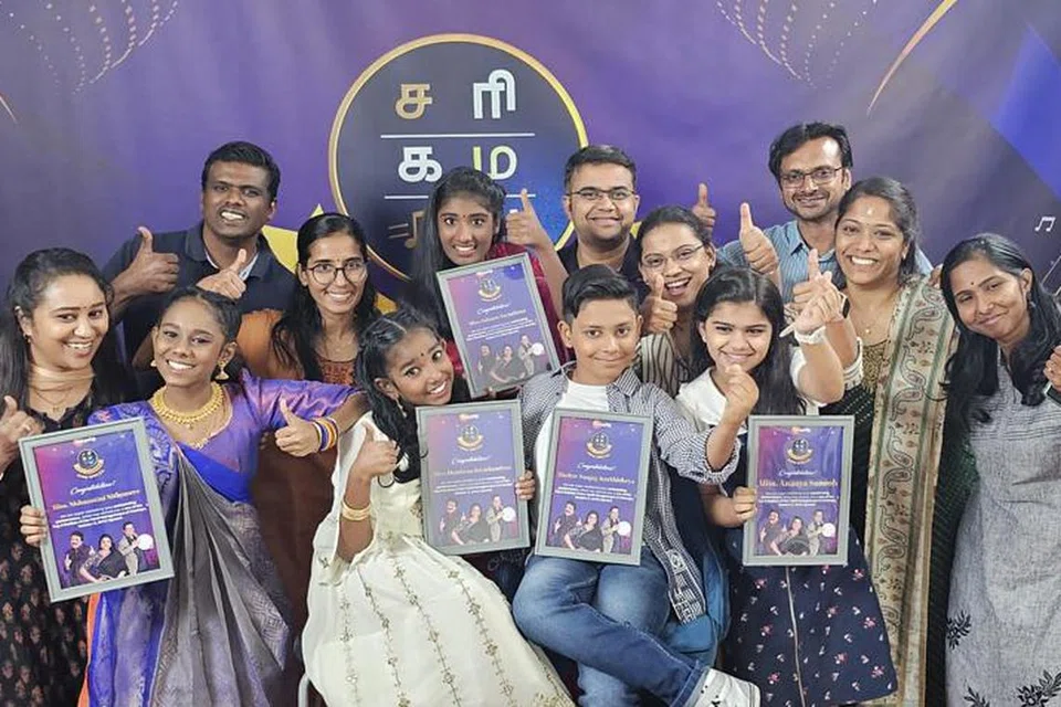 ‘சரிகமப லிட்டில் சேம்ப்ஸ்’ ஆசிய பசிபிக் போட்டிகளின் இரண்டாம் சுற்றுக்குத் தகுதிபெற்ற ஐந்து சிறுவர்களும் அவர்களுடைய பெற்றோரும்.