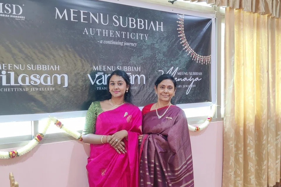 தம் மகள் அதித்தியுடன் மீனு சுப்பையா.