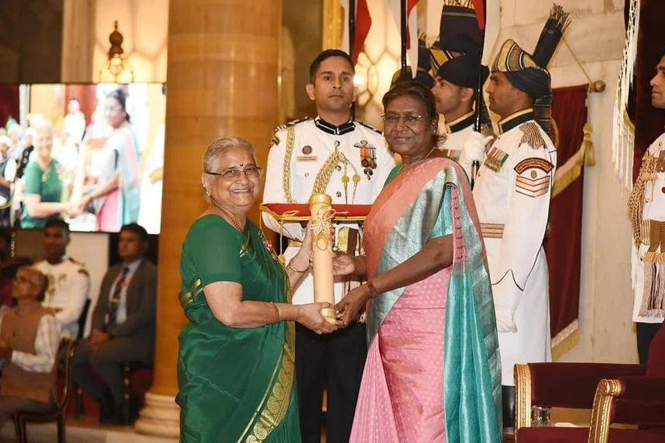 புதுடெல்லியில் திருமதி சுதா மூர்த்திக்கு நாட்டின் இரண்டாவது உயரிய குடிமகள் விருதை அதிபர்  திரௌபதி முர்மு (வலது) கடந்த ஆண்டு ஏப்ரல் மாதம் வழங்கினார்.  