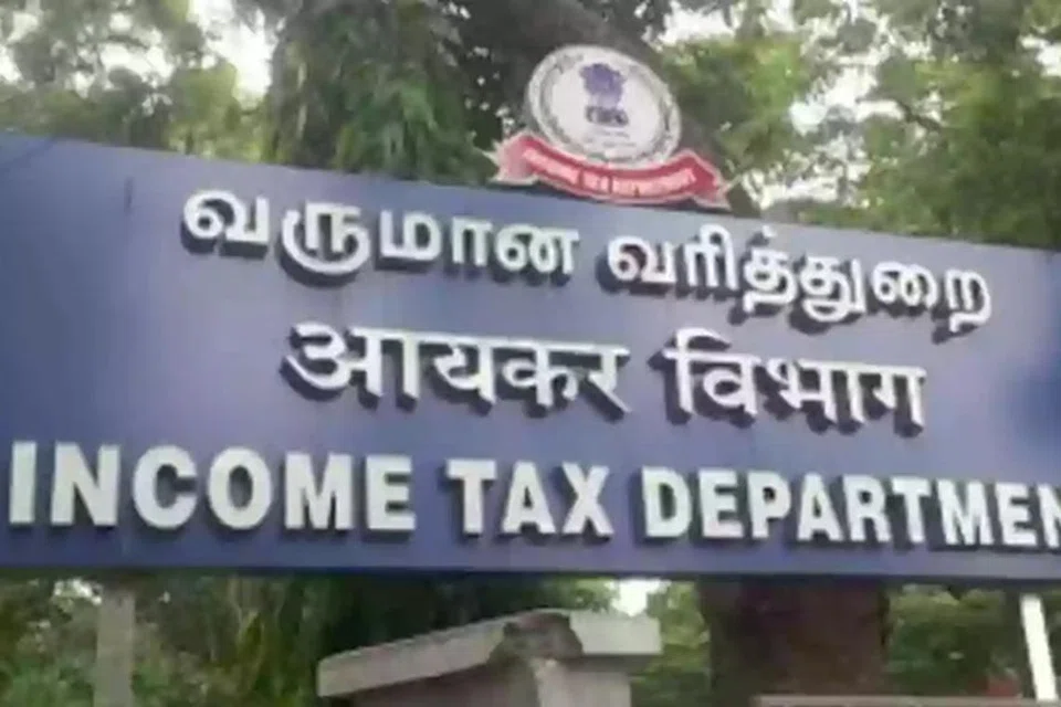 சென்னை மட்டுமல்லாமல் காஞ்சிபுரம், வேலூர் உள்ளிட்ட மற்ற மாவட்டங்களிலும் இதேபோன்று, ஒரே நேரத்தில் சோதனை நடத்தப்பட்டதாக தகவல்கள் தெரிவிக்கின்றன.