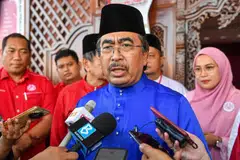 மலேசியாவின் தோட்ட, வர்த்தகப் பொருள் அமைச்சரான திரு ஜொஹாரி அப்துல் கனி, இயற்கை வளங்கள், சுற்றுப்புற, நீடித்த நிலைத்தன்மை அமைச்சர் பொறுப்புகளையும் உடனடியாக ஏற்கிறார்.