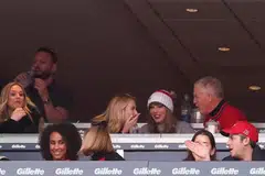 டெய்லர் சுவிஃப்ட், அவரின் தந்தை ஸ்காட் ஸ்விஃப்ட் (வலது).