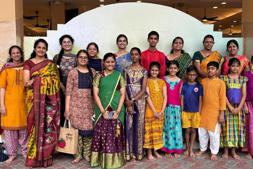 ‘நாமா ஶ்ரீவைஷ்ணவ சத்சங்கம்’ அமைப்பைச் சேர்ந்த இளையர்கள், திருப்பாவை சார்ந்த நடவடிக்கைகளில் ஈடுபடுகின்றனர்.  