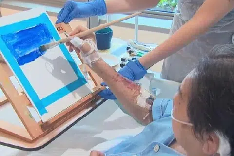 உட்லண்ட்ஸ் மருத்துவமனையில் நோயாளி ஒருவருக்கு ஓவியக் கலையில் பயிற்சி வழங்கப்படுகிறது. 