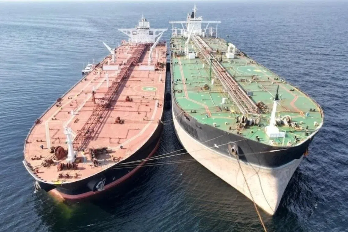 சட்டவிரோதமாக டீசலைக் கடத்தியதாகச் சந்தேகிக்கப்படும் இரண்டு எண்ணெய்க் கப்பல்கள் தடுப்புவைப்பு