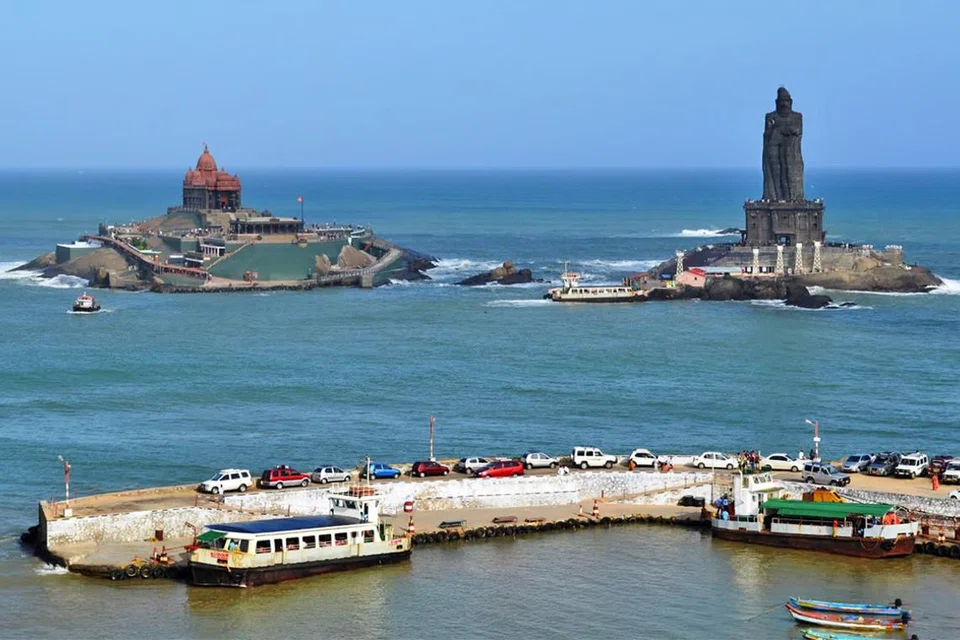கடல் நடுவே அமைந்துள்ள கன்னியாகுமரி விவேகானந்தர் பாறை. 