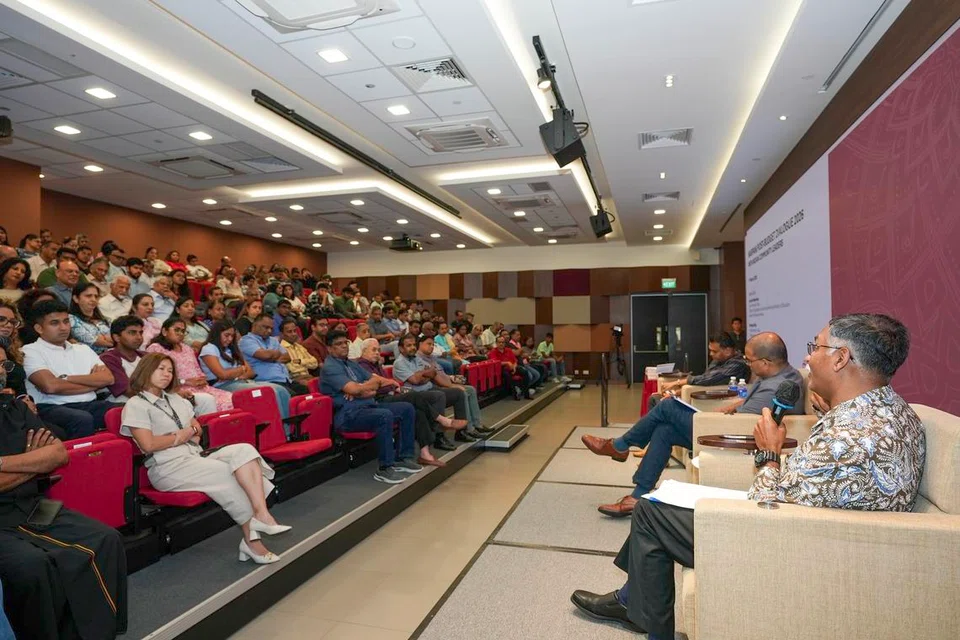 மக்கள் கழக நற்பணிப் பேரவையின் வரவுசெலவுத் திட்டத்திற்குப் பிந்திய கலந்துரையாடலில் நீடித்த நிலைத்தன்மை, சுற்றுப்புற, கல்வி மூத்த துணை அமைச்சர் ஜனில் புதுச்சேரியும் சட்ட, போக்குவரத்து மூத்த துணை அமைச்சர் முரளி பிள்ளையும் கலந்துகொண்டனர்.