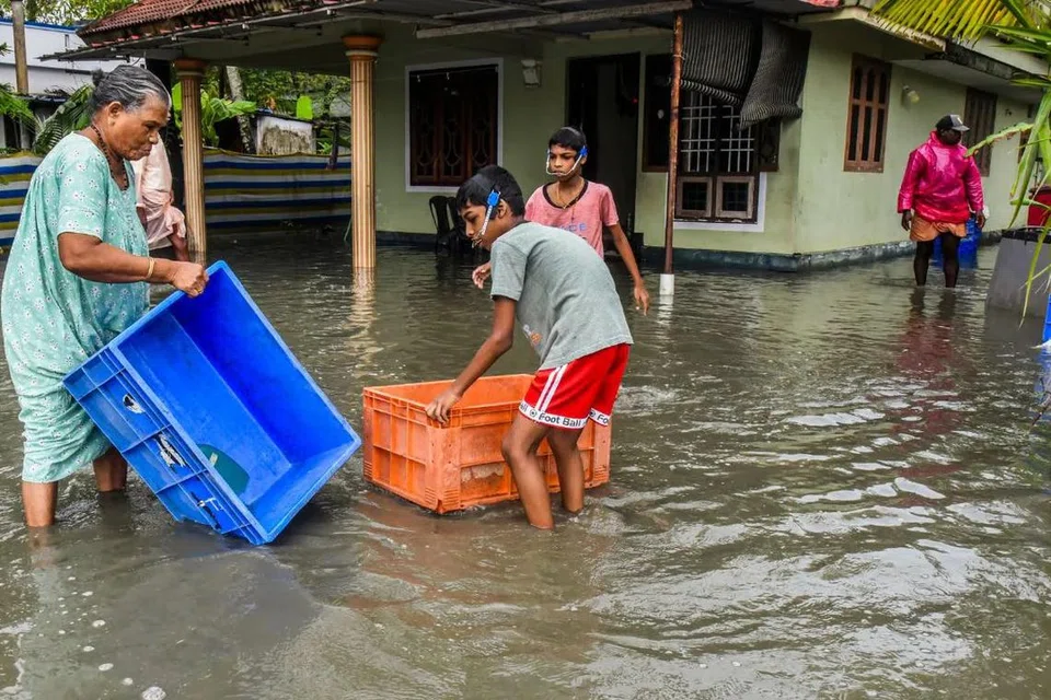 மீட்பு - நிவாரணப் பணிகளை மேற்கொள்ள தேசியப் பேரிடர் மீட்புக் குழுவினர் கேரளா விரைந்துள்ளனர்.