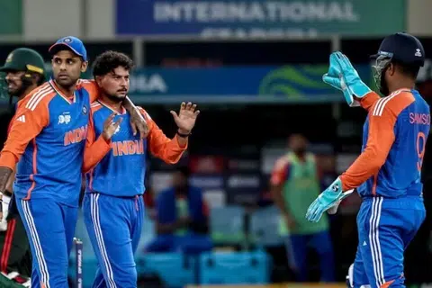 இந்தியாவின் வெற்றிக்கு வழிவகுத்த சுழற்பந்து வீச்சாளர் குல்தீப் யாதவ் (இடமிருந்து மூன்றாவது).