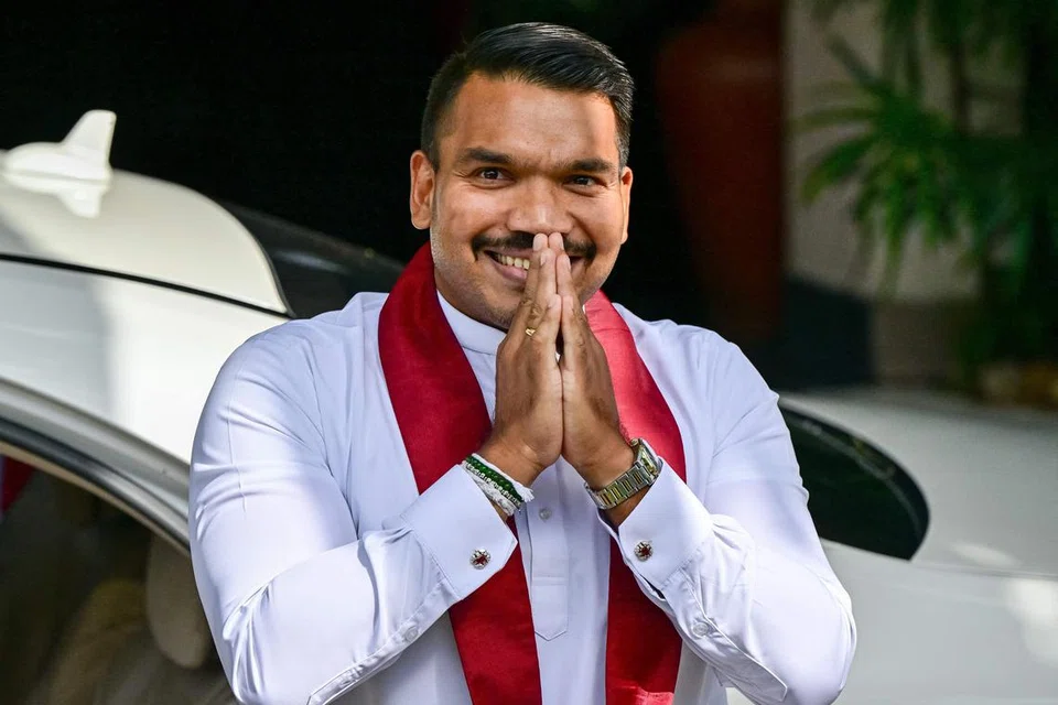 அதிபர் தேர்தலில் போட்டியிட  முன்னாள் அதிபர் ராஜபக்சேவின் மூத்த மகன் நாமல் ராஜபக்சே வியாழக்கிழமை (ஆகஸ்ட் 15) தமது வேட்பு மனுவைத் தாக்கல் செய்தார். 