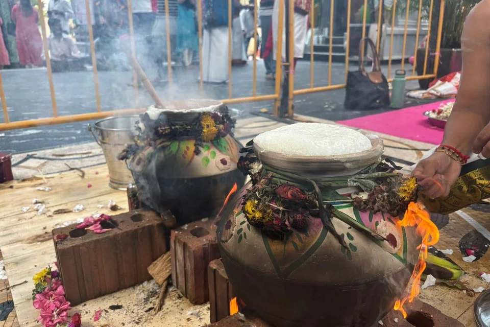 முதல் நாள் சூரியனுக்கு நன்றி தெரிவிக்கும் நாளாக மட்டுமின்றி நம்மைச் சுற்றியுள்ள அனைவருடனும் அன்பைப் பகிர்ந்து கொள்ள ஒரு வாய்ப்பாகவும் இந்த கூட்டுப் பொங்கல் விளங்குகிறது.