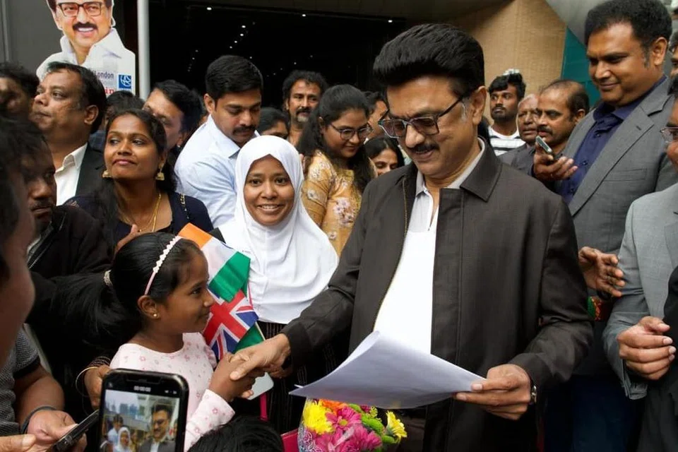 ஜெர்மனியில் வர்த்தக மாநாட்டில் கலந்துகொண்ட தமிழக முதல்வர் மு.க.ஸ்டாலின் லண்டன் வந்து சேர்ந்தார். அங்குள்ள தமிழர்கள் அவருக்கு உற்சாக வரவேற்பளித்தனர்.