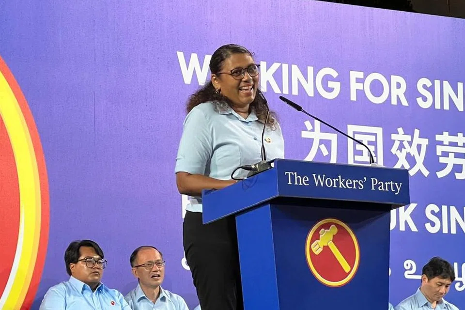 பாட்டாளிக் கட்சியின் நான்காம் பிரசாரக் கூட்டத்தில் உரையாற்றிய ஈஸ்ட் கோஸ்ட் குழுத்தொகுதி வேட்பாளரான பெரிஸ் வி பரமேஸ்வரி.