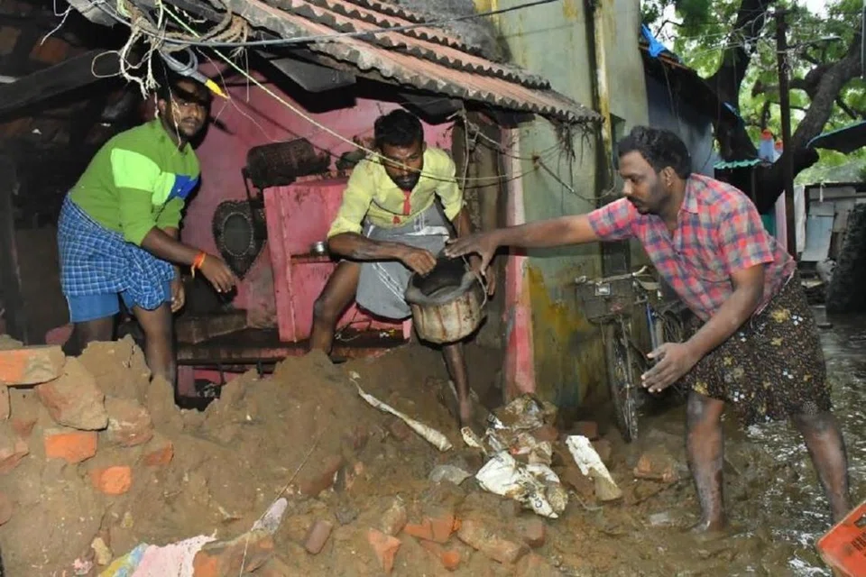 திருநெல்வேலியில் தாமிரபரணி ஆற்றங்கரையோரப் பகுதிகளில் வெள்ளத்தில் மூழ்கிய வீடுகளும் அவற்றிலிருந்த பொருள்களும் சேதமடைந்துள்ளன. இந்தப் பகுதிகளில் வெள்ளம் வடிந்து வரும் நிலையில், மத்திய குழுவினர் ஆய்வு செய்து வருகின்றனர். 