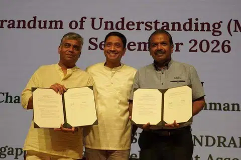 ஸ்ரீ விரமாகாளியம்மன் கோவில் தலைவர் ஆர். ராஜகாந்தும் (இடது), சிண்டா தலைமை நிர்வாக அதிகாரி அன்பரசு ராஜேந்திரனும் (வலது) புரிந்துணர்வுக் குறிப்பில் கையெழுத்திட்டனர். நடுவில் கலாசார, சமூக, இளையர்துறை மற்றும் மனிதவள துணை அமைச்சர் தினேஷ் வாசு தாஸ்.