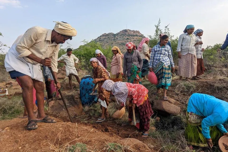 மேற்கு வங்க மாநிலத்தில்தான் ஆக அதிகமான பணியாளர்கள் ஊரக வேலைவாய்ப்புத் திட்டத்திலிருந்து நீக்கப்பட்டதாகக் கூறப்பட்டது.