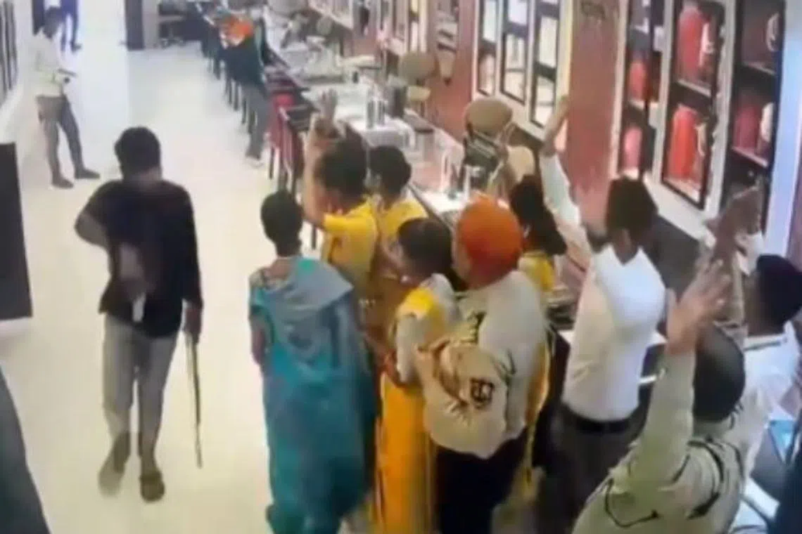 முகமூடி அணியாமல் பட்டப்பகலில் நகைக்கடையில் ரூ.25 கோடி நகை கொள்ளை