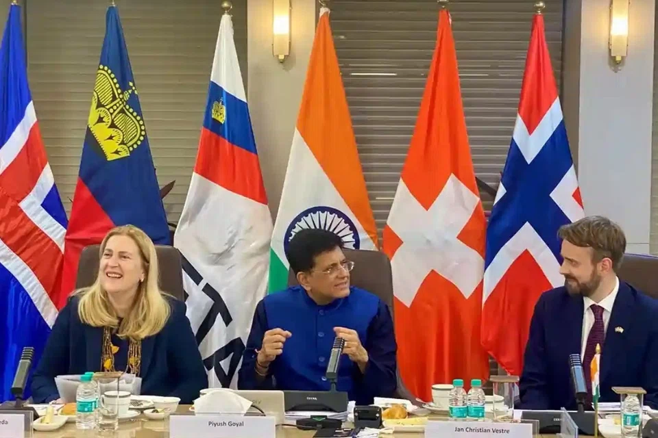 இந்தியா - ஐரோப்பிய நாடுகளுக்கு இடையேயான புதிய வர்த்தக அத்தியாயத்தை அமைத்திடும் நோக்குடன் கடந்த ஆண்டு கையெழுத்தான தடையற்ற வர்த்தக ஒப்பந்தம் இம்மாதத்திலிருந்து நடைமுறைக்கு வருவதாக இந்திய வர்த்தகம் மற்றும் தொழில்துறை அமைச்சர் பியூஷ் கோயல் (நடுவில்) தெரிவித்துள்ளார்.