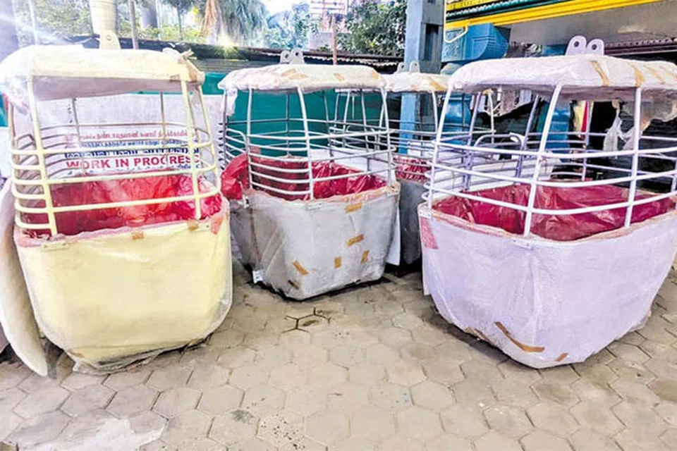 பழனி முருகன் கோவில் கம்பி வட வண்டியில் (ரோப் கார்)   பொருத்தப்பட உள்ள புதிய பெட்டிகள், கோல்கத்தாவில் இருந்து பழனிக்கு கொண்டுவரப்பட்டு, மலை அடிவாரத்தில் உள்ள கம்பி வட வண்டி நிலையத்தில் இறக்கி வைக்கப்பட்டுள்ளன.