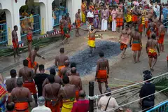பூக்குழியைக் கடந்துவரும் பக்தர்
