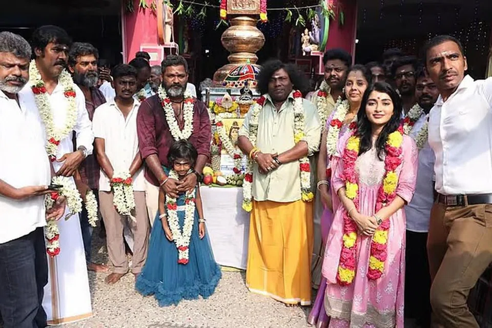 யோகிபாபுவுடன் படக்குழுவினர்.