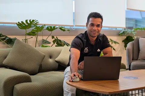 தேசியச் சுகாதாரத் தொழில்நுட்ப நிறுவனமான சைனேப்சின் (Synapxe) ‘ஹீலிக்ஸ்’ தளத்தின் பின்னணியில் பணியாற்றும் கவின் கணேஷ் முருகேசன்.