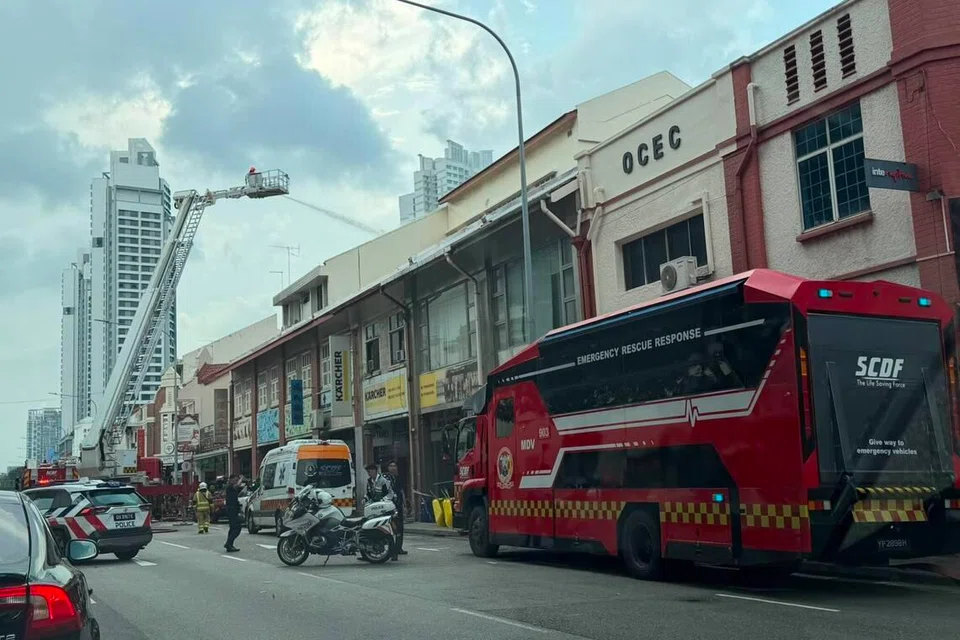 கடை வீட்டுக்கு முன் தீயணைப்பு வாகனம்