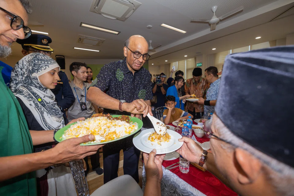 விருந்தினர்களுக்கு அதிபர் தர்மன் சண்முகரத்னம் உணவு பரிமாறினார்.