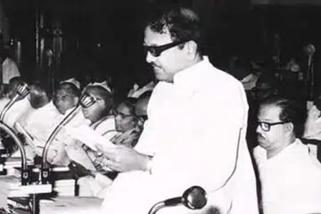 1975ஆம் ஆண்டு அவசரநிலையைக் கொண்டு வந்தார் பிரதமர் இந்திரா காந்தி. அதை எதிர்த்ததால் திமுக அரசு கலைக்கப்பட்டது.