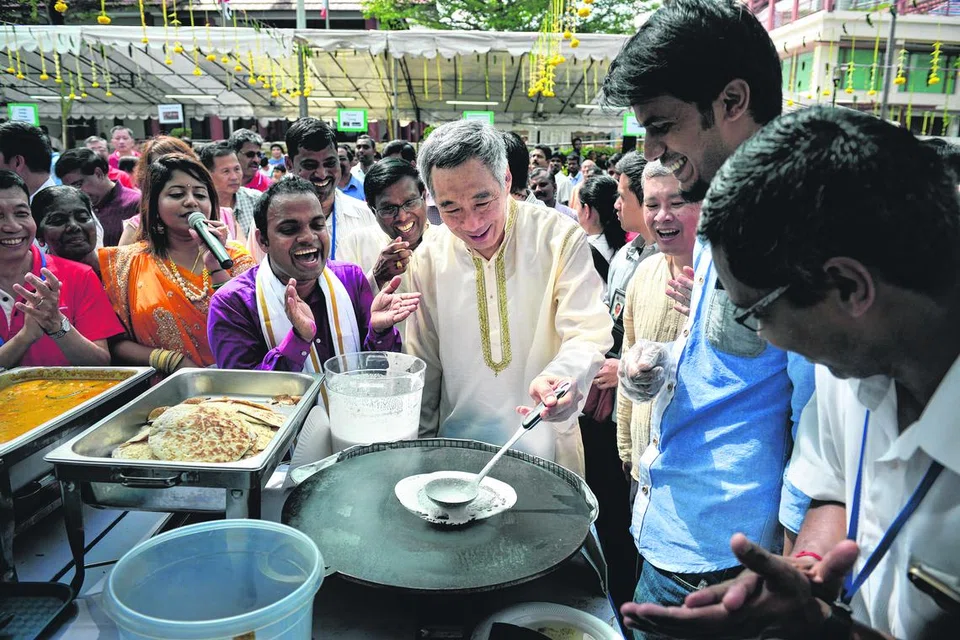 கலாசார விழாவில் பிரதமர் தோசை சுடுகிறார்.