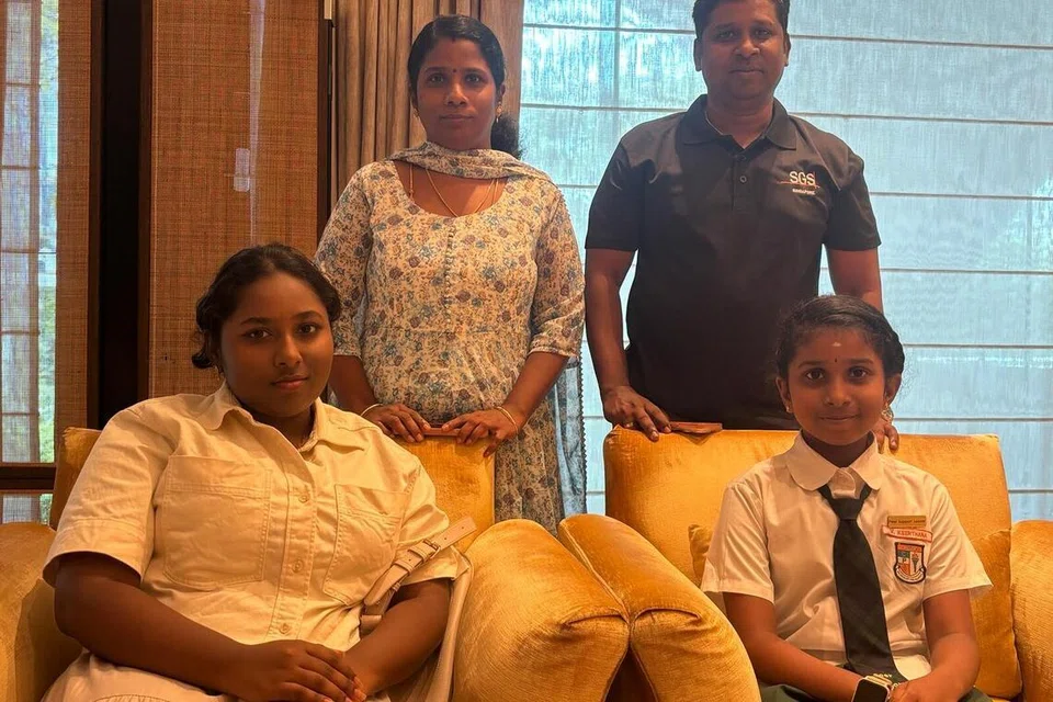 ‘அறியப்படாத நாயகர்கள்’ மாணவர் விருது விழாவில் விருதை வென்ற  கீர்த்தனா வெங்கடே‌‌ஷ் அவரின் குடும்பத்தாருடன்.