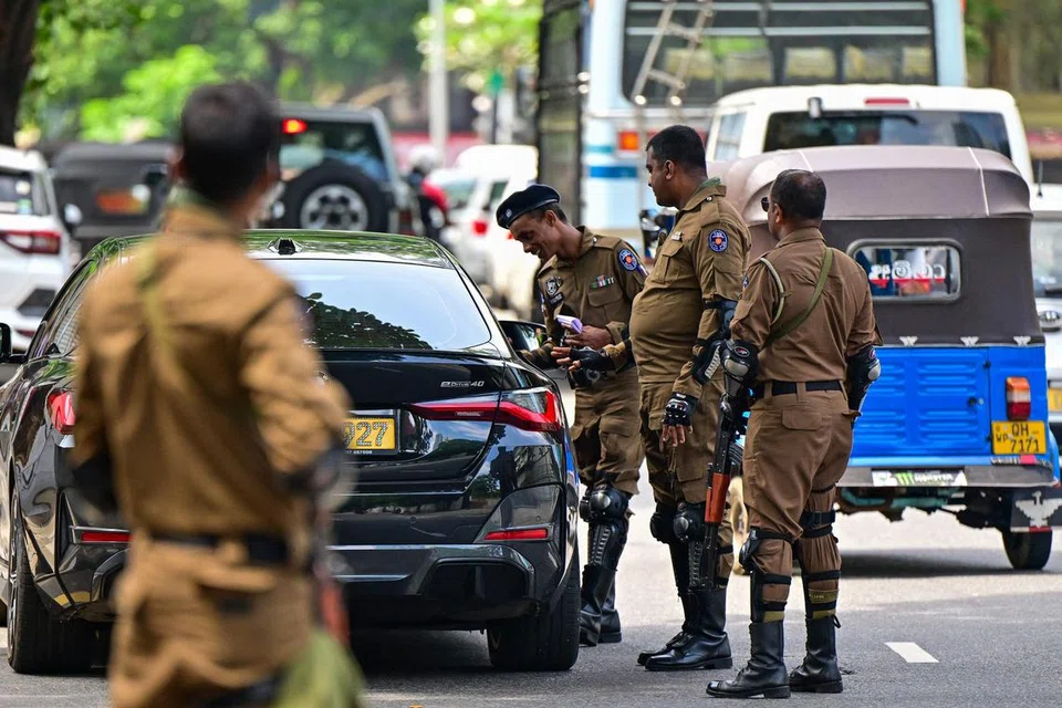 அதிபர் தேர்தலை முன்னிட்டு, வாகனச் சோதனையில் ஈடுபட்டுள்ள காவல்துறை அதிரடிப்படையினர்.