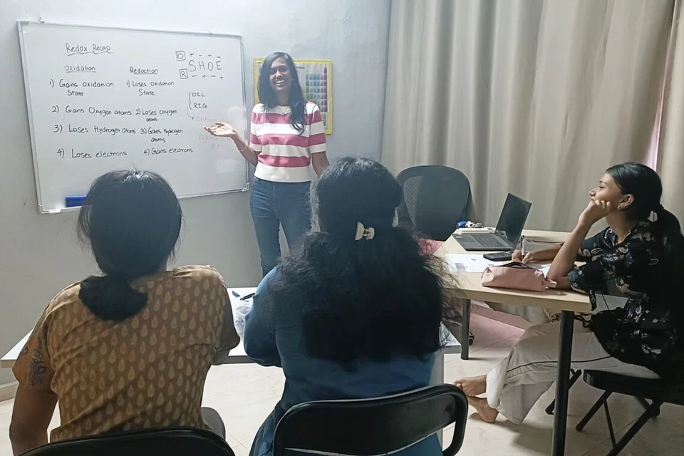 10 ஆண்டுகளுக்கும் மேலாகத் துணைப்பாட நிலையத்தை நடத்திவரும் சரஸ்வதி தேவி தொடக்கக் கல்லூரி உயிரியல், வேதியியல் பாடங்கள், உயர்நிலை பள்ளி அறிவியல் பாடங்களைக் கற்று வருகிறார்.