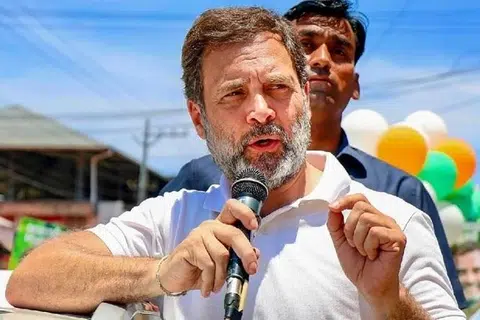 தமிழகத்தின் எதிர்காலத்தை, கலாசாரத்தை மக்கள்தான் தீர்மானிக்க வேண்டும் என ராகுல் காந்தி குறிப்பிட்டார்.
