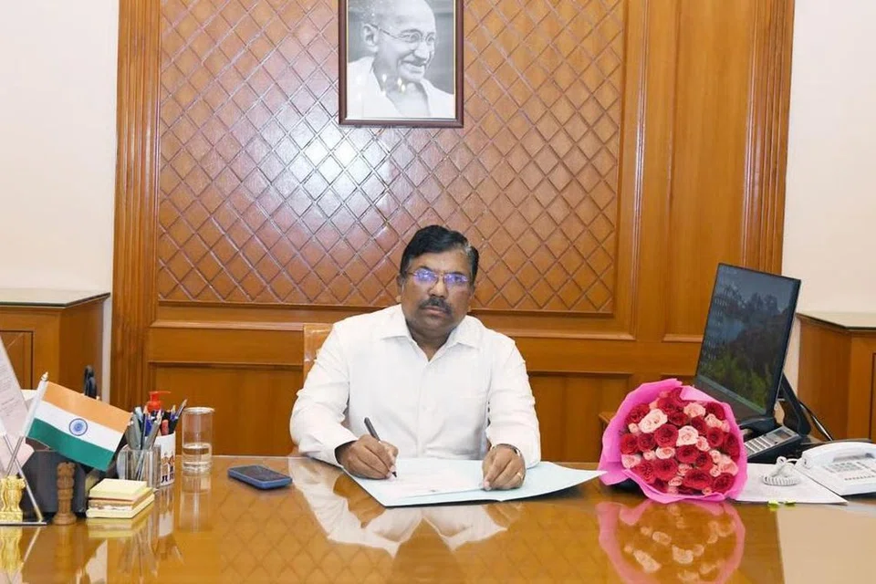 தலைமைச் செயலாளர் முருகானந்தம்.