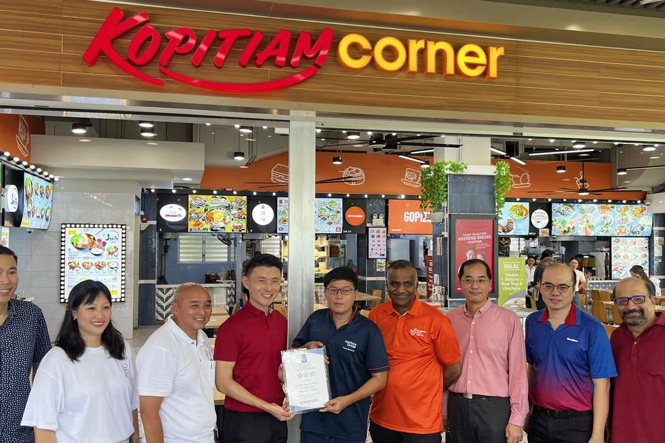 சிங்கப்பூர்க் கழிவறைச் சங்கத்தின் “இன்பமானக் கழிவறை” திட்டத்தின்கீழ், 643 செஞ்சா கிளோஸ் கோப்பிதியாம் கார்னருக்கும் மூன்று நட்சத்திர மதிப்பீடை நவம்பர் 21ஆம் தேதியன்று திரு பே வழங்கினார்.