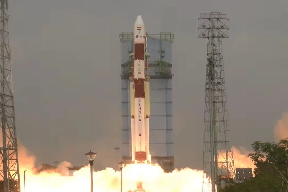 விண்ணில் பாய்ந்த பிஎஸ்எல்வி-சி62; 3வது கட்டத்தில் தடுமாற்றம் 