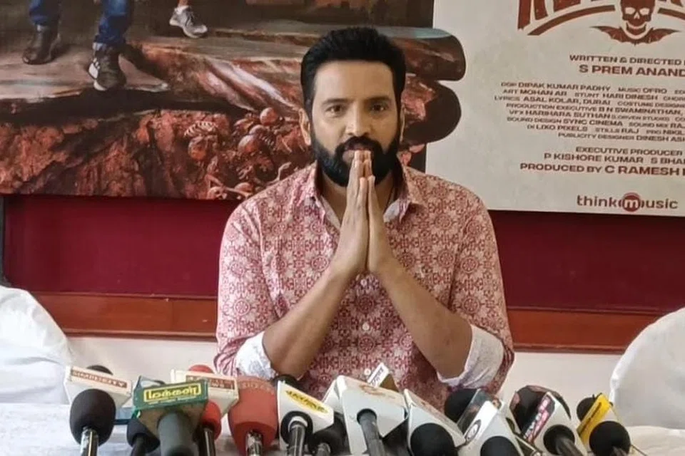 சந்தானம்.
