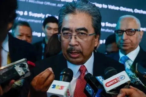 ஆசியான் மாநாட்டில் பங்கேற்க பிலிப்பீன்ஸ் சென்ற மலேசிய முதலீடு, வர்த்தக, தொழில் அமைச்சர் ஜொஹாரி அப்துல் கனி அங்கு செய்தியாளர்களிடம் பேசினார்.