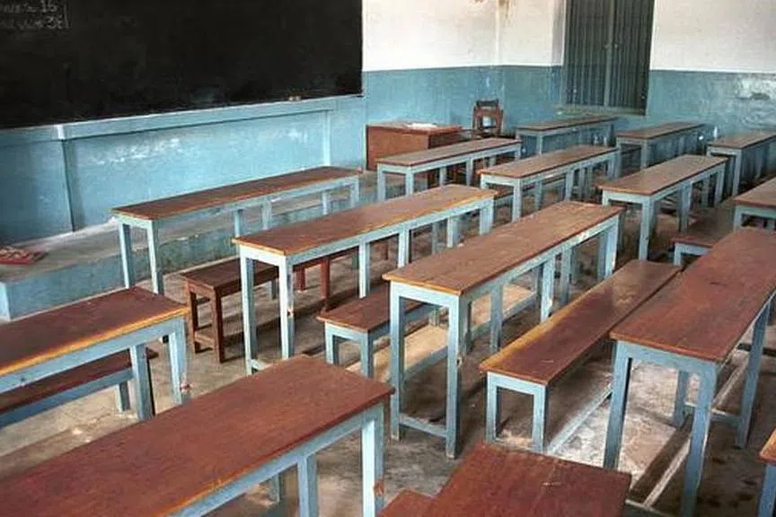 மாணவர்கள் கையில் கணினிக்குப் பதில் கஞ்சா - கண்டனம் தெரிவிக்கும் எதிர்க்கட்சிகள்