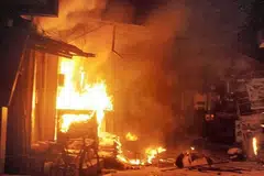 திருமணத்திற்கு மறுத்ததால் காதலியின் வீட்டை ஆடவர் தீ வைத்து எரித்த சம்பவம் அதிர்ச்சியை ஏற்படுத்தியுள்ளது.